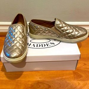 Steve Madden platinum/gold loafers